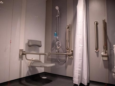 Double Room, 1 Double Bed, Accessible | Bathroom | Shower, towels