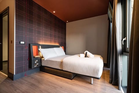 Double Room, 1 Double Bed, Accessible | Soundproofing, iron/ironing board, free WiFi, bed sheets