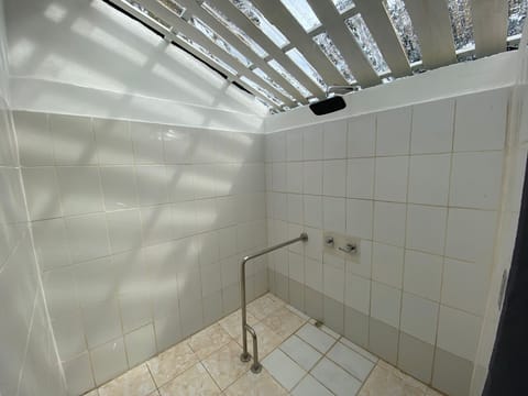 Villa 4PX | Bathroom | Shower, rainfall showerhead, hair dryer, towels