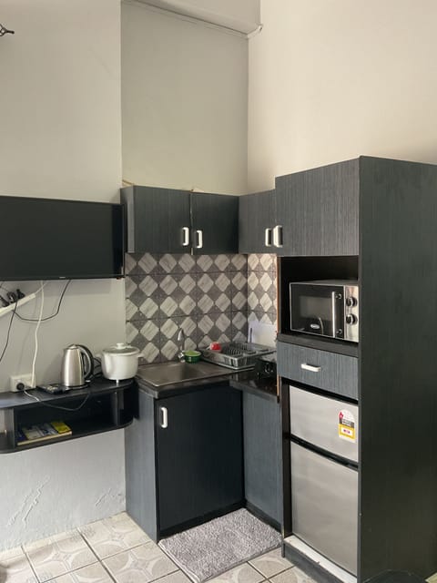 Basic Single Room | Private kitchen | Full-size fridge, microwave, stovetop, electric kettle