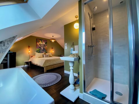 City Suite, City View (Jungle) | Bathroom | Hair dryer, bathrobes, towels, soap