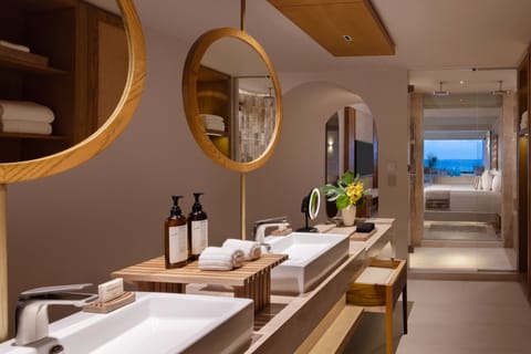 Paramount Suite Ocean Front | Bathroom | Shower, rainfall showerhead, eco-friendly toiletries, hair dryer