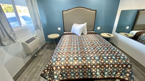 Room, 1 Queen Bed, Non Smoking | Free WiFi, bed sheets