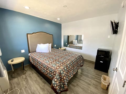 Room, 1 Queen Bed, Non Smoking | Free WiFi, bed sheets