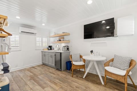 Studio (Juneberry) | Private kitchenette | Fridge, toaster, cookware/dishes/utensils, ice maker