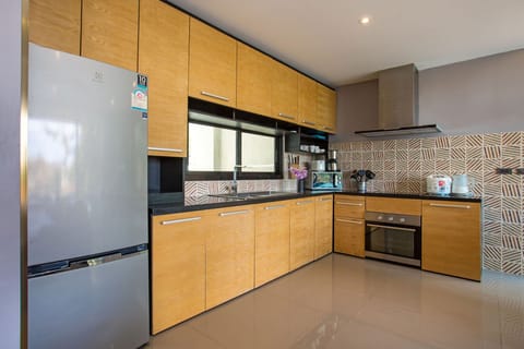 Deluxe Villa | Private kitchen | Fridge, microwave, oven, cookware/dishes/utensils