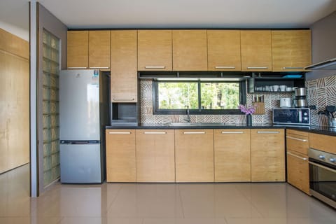 Deluxe Villa | Private kitchen | Fridge, microwave, oven, cookware/dishes/utensils