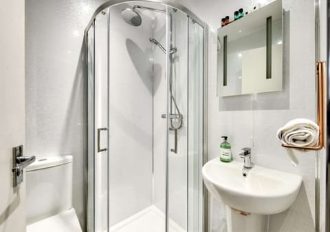 Standard Single Room | Bathroom | Shower, hair dryer, towels