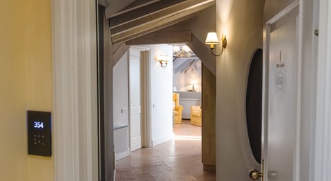 Grand Studio Suite | Hypo-allergenic bedding, minibar, in-room safe, desk