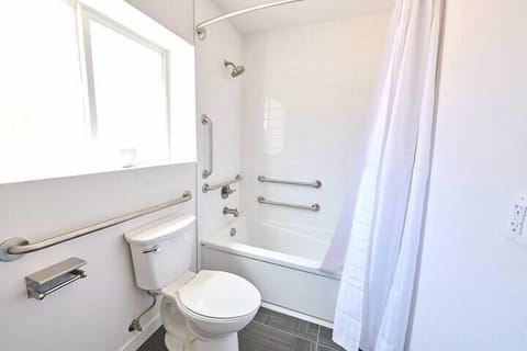 Standard Studio Suite, 1 Queen Bed (0 Bedroom) | Bathroom | Combined shower/tub, hair dryer, towels