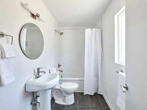 Combined shower/tub, hair dryer, towels