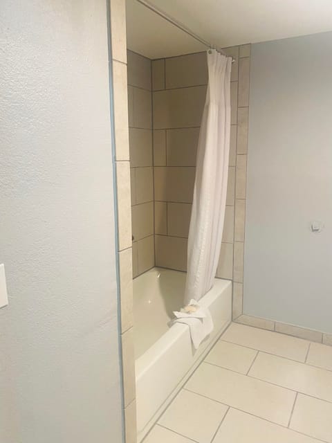 Combined shower/tub, deep soaking tub, towels