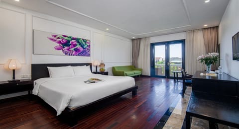 Deluxe Double Room, River View with Balcony and Bathtub | Premium bedding, minibar, in-room safe, individually decorated