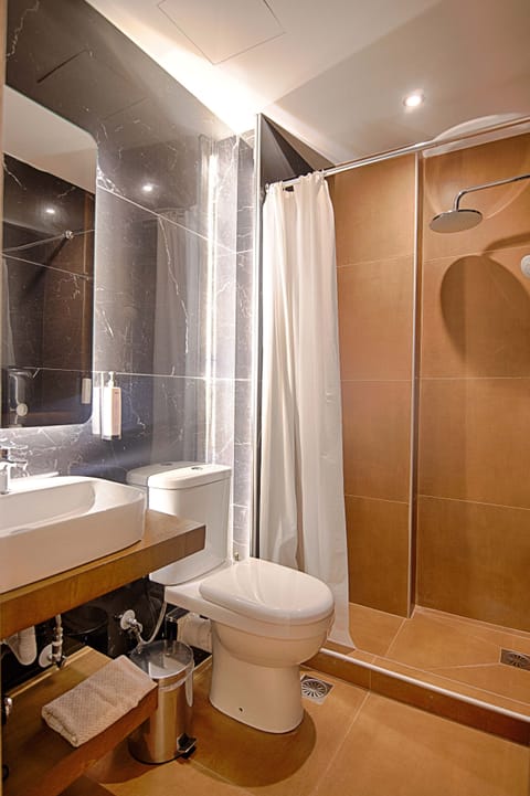 City Double or Twin Room | Bathroom | Free toiletries, hair dryer, slippers, towels