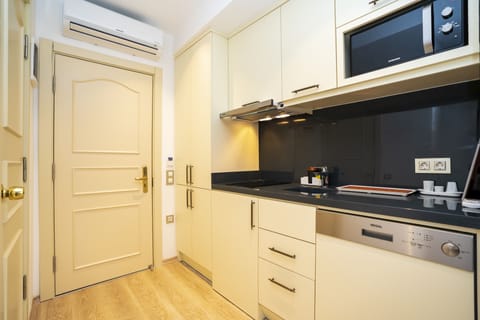 Family Apartment | Private kitchen | Mini-fridge, microwave, stovetop, cookware/dishes/utensils