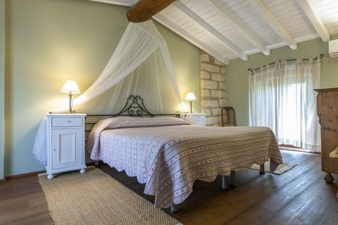 Classic Apartment (Apartment Classic) | In-room safe, individually decorated, desk, iron/ironing board