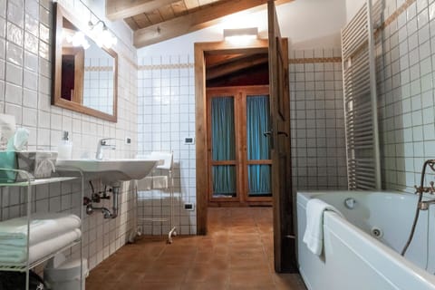 Superior Double Room | Bathroom | Free toiletries, hair dryer, bidet, towels