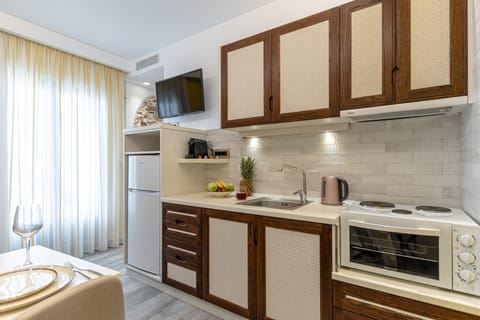 GOLD SUITE, JACUZZI, PARTIAL SEA AND CITY VIEW | Private kitchen | Full-size fridge, oven, stovetop, electric kettle