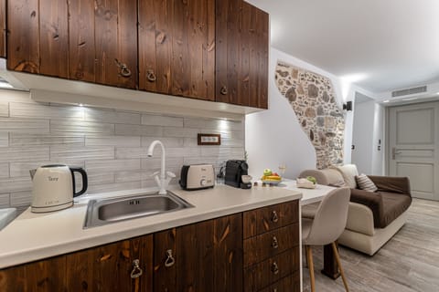 PORTARA SUITE, JACUZZI | Private kitchenette | Full-size fridge, oven, stovetop, electric kettle