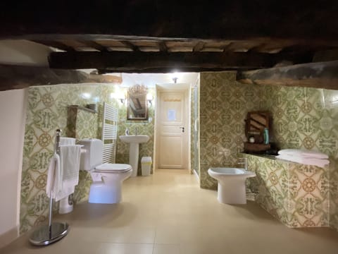 Classic Double Room | Bathroom | Shower, free toiletries, hair dryer, bidet