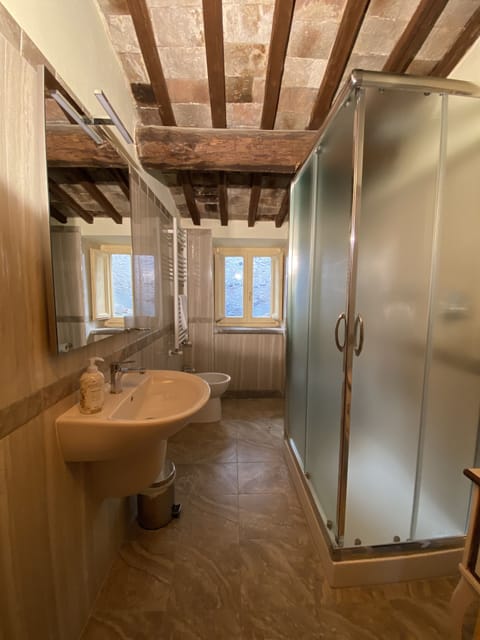 Comfort Quadruple Room, 2 Bedrooms | Bathroom | Shower, free toiletries, hair dryer, bidet