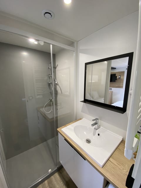 Superior Room | Bathroom | Shower, hair dryer, towels