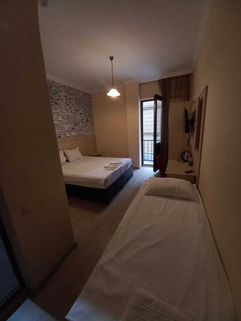 Basic Triple Room | Minibar, free WiFi, bed sheets