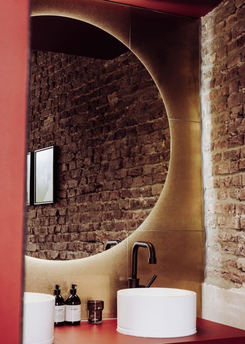 Deluxe Double Room | Bathroom | Eco-friendly toiletries, hair dryer, heated floors, towels