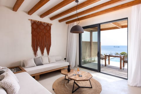 Deluxe Suite Sea View with Private Pool | Living area