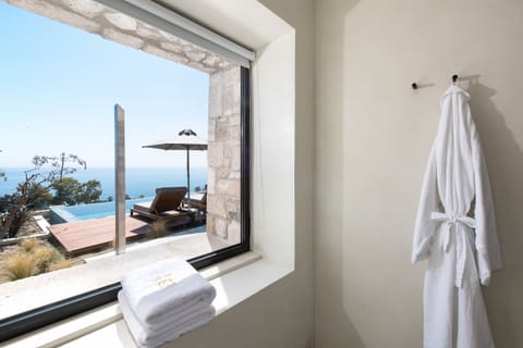 Deluxe Cave Suites Sea View with Heated Private Pool | Bathroom | Hair dryer, bathrobes, slippers, towels