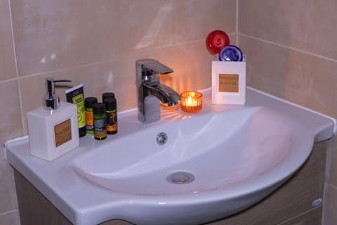 Quadruple Room | Bathroom amenities | Shower, free toiletries, hair dryer, towels