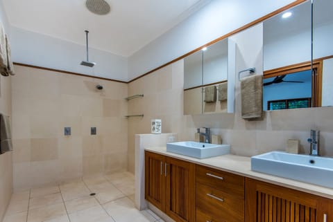 Luxury House | Bathroom | Shower, hair dryer, towels, soap