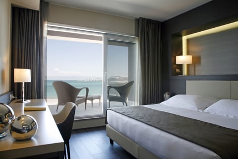 Suite | Premium bedding, minibar, in-room safe, desk