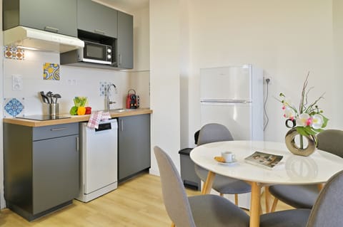 Standard Apartment | Private kitchen | Full-size fridge, microwave, stovetop, dishwasher