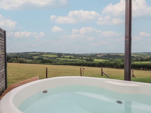 Cottage | Outdoor spa tub