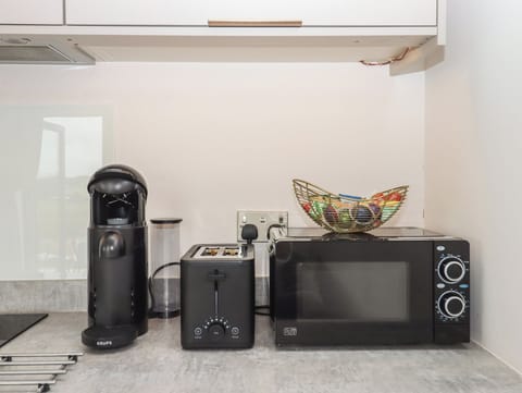 Cottage | Private kitchen | Fridge, dishwasher, electric kettle, toaster