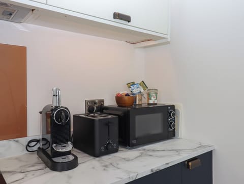 Cottage | Private kitchen | Fridge, dishwasher, electric kettle, toaster