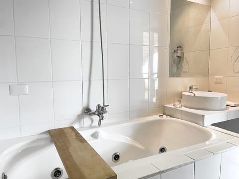 Superior Room | Bathroom | Free toiletries, hair dryer, towels, soap