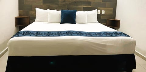 Business Room, 1 King Bed | Blackout drapes, free WiFi, bed sheets