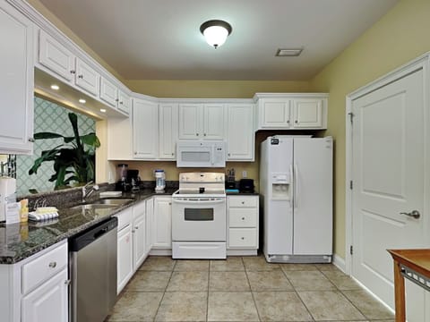 House, Multiple Beds, Balcony, Garden View | Private kitchen | Fridge, microwave, oven, stovetop