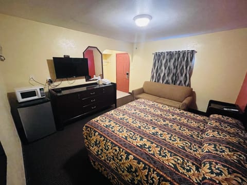 Basic Room, 1 King Bed, Smoking | Free WiFi, bed sheets