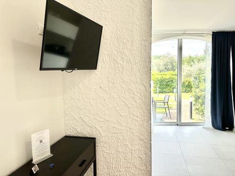 Deluxe Suite | 1 bedroom, blackout drapes, soundproofing, free WiFi