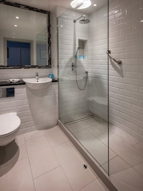 Standard Room, Connecting Rooms | Bathroom | Combined shower/tub, designer toiletries, hair dryer, towels