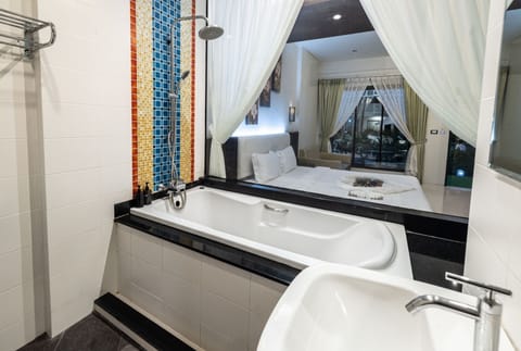 Business Room | Bathroom | Free toiletries, hair dryer, towels