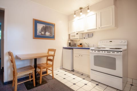 Seaview One-Bedroom Queen Suite | Private kitchen | Fridge, microwave, oven, stovetop