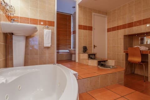 Superking Deluxe (Jacuzzi bath) | Bathroom | Free toiletries, hair dryer, towels