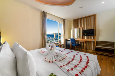 Deluxe double room with partial sea view | Select Comfort beds, minibar, in-room safe, individually decorated