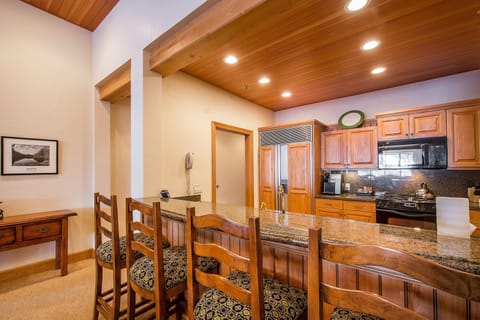 Suite, 1 Bedroom | Private kitchen