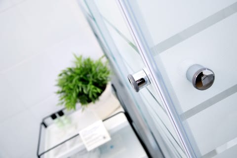 Shower, rainfall showerhead, free toiletries, hair dryer