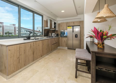 Deluxe Penthouse | Private kitchen | Full-size fridge, microwave, oven, stovetop